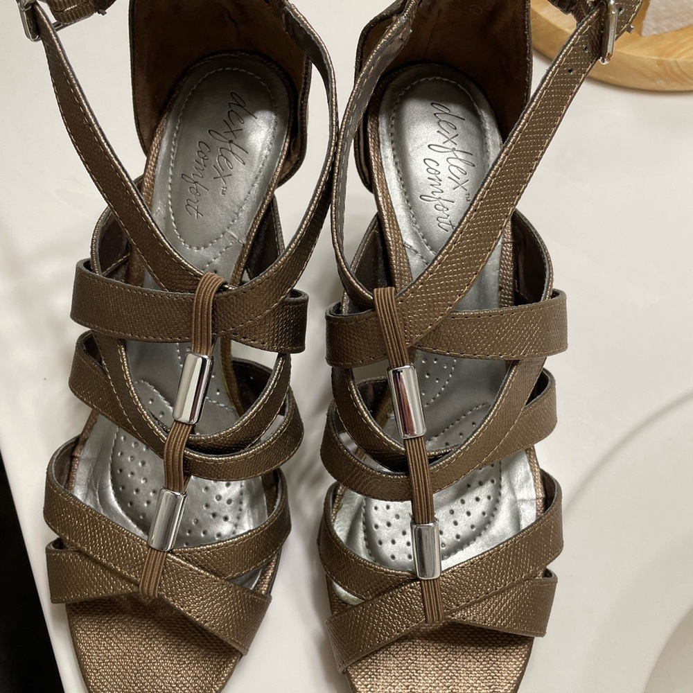 Woman size 9 wide gold color, open tor heels